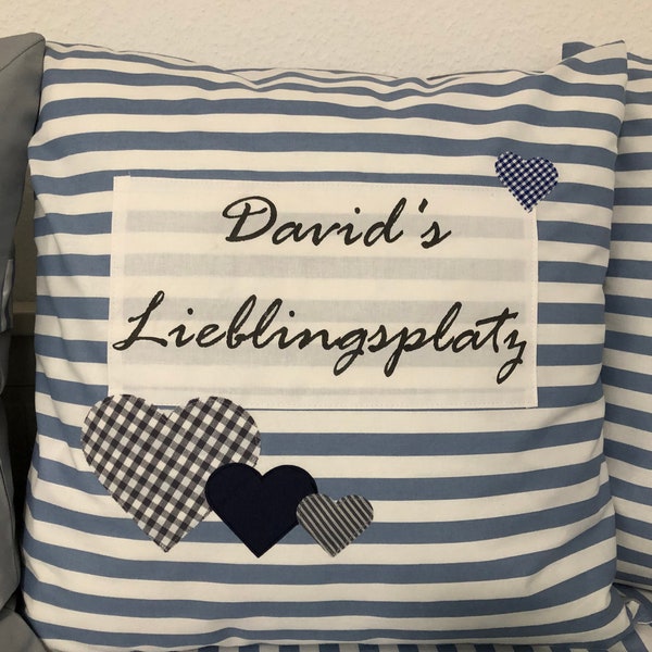 Personalisiertes Geschenk,Kissen mit Wunschnamen,Namenkissen, Landhausstil Kissenhülle, *Lieblingsplatz* blau/grau/weiß gestreift