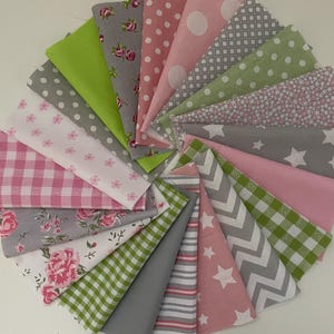 Könnte beinhalten: Eine kreisförmige Anordnung von Stoffmustern in verschiedenen Mustern und Farben. Designs umfassen Punkte, Vichy, Blumen, Sterne und Chevron-Muster. Farben sind Rosa, Grün, Grau und Weiß, wodurch eine optisch ansprechende Darstellung entsteht.