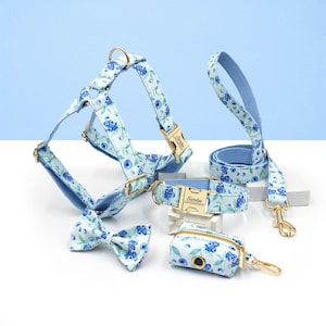 Personalisiertes handgemachtes graviertes Hundehalsband, Leine, Fliege, passendes Geschirr im Blaubeerdruckmuster, Trendy für alle Jahreszeiten