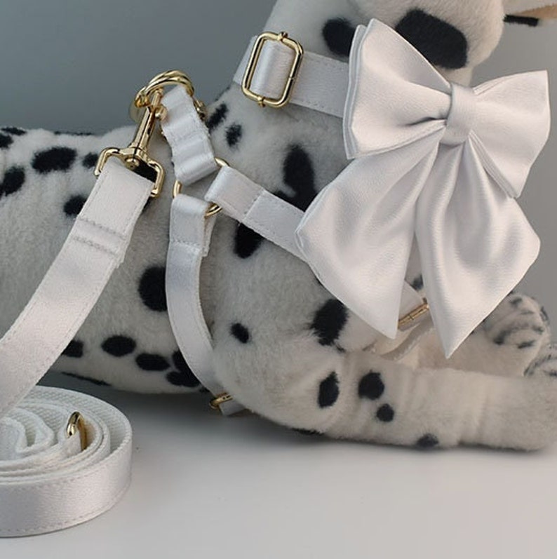 Personalisiertes graviertes handgemachtes Hochzeits-Hundehalsband oder Hundeleinen-Set, passende Sailor-Fliege und Step-In-Geschirr in seidigem Weiß Bild 9