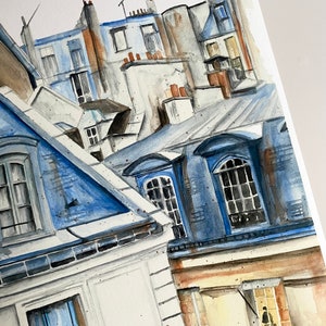 Puede incluir: Pintura acuarela de un paisaje urbano parisino con techos azules y grises, ventanas y chimeneas. Los edificios est&aacute;n pintados en un estilo realista con un enfoque en los detalles de la arquitectura.