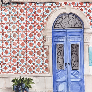 Puede incluir: Una puerta doble azul con una reja de hierro decorativa y un arco blanco. La puerta est&aacute; situada contra una pared con un dise&ntilde;o de azulejos rojo y azul. Una planta en maceta con hojas verde oscuro y flores moradas se encuentra delante de la puerta.