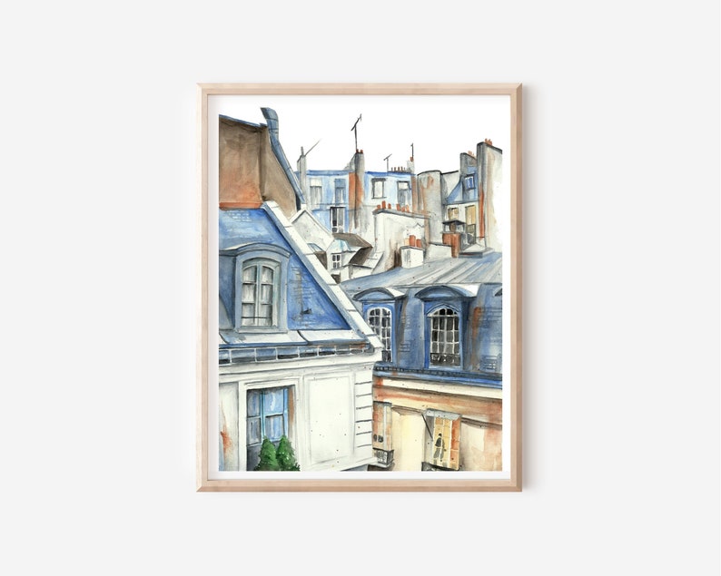 Puede incluir: Pintura acuarela de un paisaje urbano parisino con techos azules y grises, que presenta un primer plano de un edificio con una ventana de buhardilla y una vista de otros edificios en el fondo.