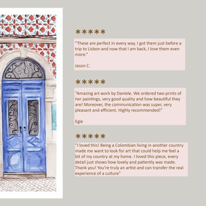 Puede incluir: Una pintura de acuarela de una puerta azul con intrincados trabajos en hierro forjado. La puerta est&aacute; ubicada en un edificio con azulejos de patrones rojos y azules. La pintura est&aacute; acompa&ntilde;ada de rese&ntilde;as de clientes que elogian el trabajo del artista.