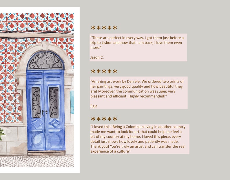 Puede incluir: Una pintura de acuarela de una puerta azul con intrincados trabajos en hierro forjado. La puerta est&aacute; ubicada en un edificio con azulejos de patrones rojos y azules. La pintura est&aacute; acompa&ntilde;ada de rese&ntilde;as de clientes que elogian el trabajo del artista.