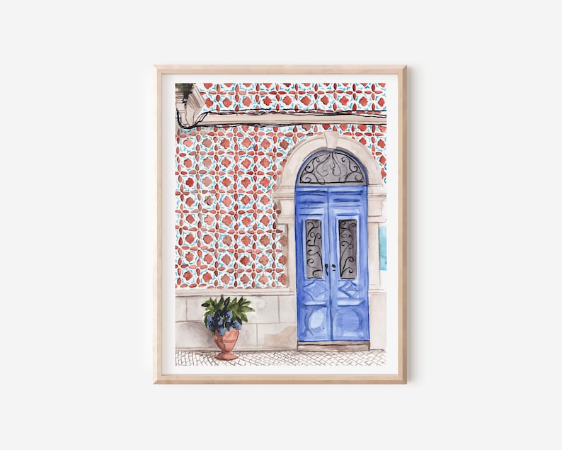 Puede incluir: Una pintura de acuarela de una puerta azul con una reja de hierro decorativa y un marco blanco. La puerta est&aacute; situada contra una pared con azulejos de patrones rojos y azules. Una planta en maceta se encuentra frente a la puerta.