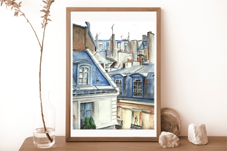 Puede incluir: Pintura acuarela de un paisaje urbano parisino con techos y ventanas azules. La pintura representa una vista cercana de los techos de varios edificios, con un enfoque en los techos de tejas azules y las ventanas de los edificios.