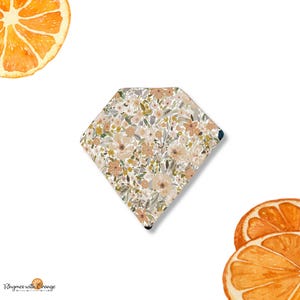 Puede incluir: Un pañuelo en forma de diamante con un patrón floral en tonos beige, marrón y blanco. El pañuelo está hecho de una tela suave y ligera, perfecto para agregar un toque de estilo a cualquier atuendo.