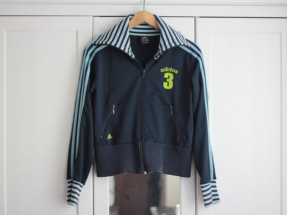 Adidas Joggingjacke hellblau glänzend mit weißen Streifen Adidas Joggingjacke hellblau glänzend mit weißen Streifen