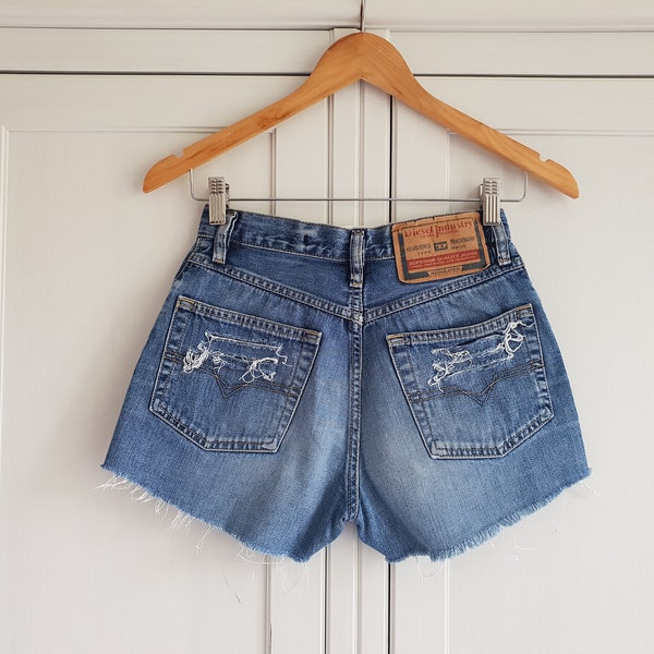 Diesel Jeans Shorts Bleu Denim Détruit Jeans Déchirés Coupé Taille Haute Grunge Rocker Shorts Hippie Boho Femmes Taille XS / S / W25 / W26