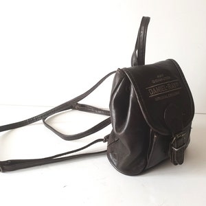 Vintage petit sac à dos en cuir végétalien marron accessoire de festival rétro sac à dos minimaliste Rock Grunge par Daniel-Ray
