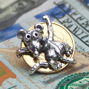 Pengaamulett, musråtta på mynt. Berlock i 925 sterlingsilver. Talisman för att attrahera rikedom. Gåva för pengar.