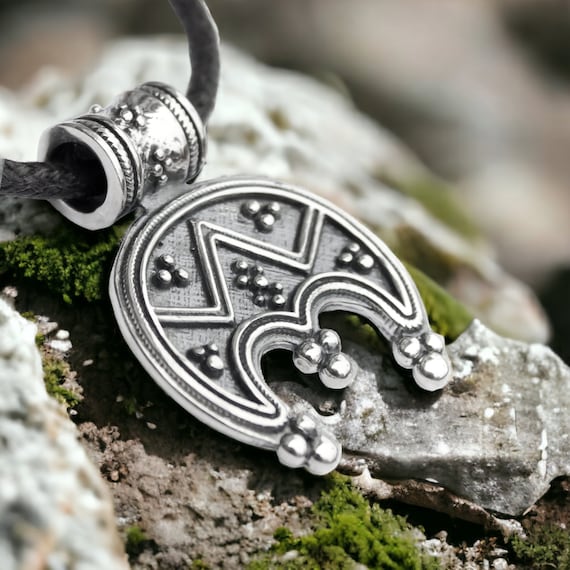 Amazon.com: CHENGHONG Celtic Moon Necklace for Women 925 Sterling Silver  Celtic Knot Moon Pendant Necklace Crescent Irish Necklace Jewelry Gift for  Men : Clothing, Shoes & Jewelry