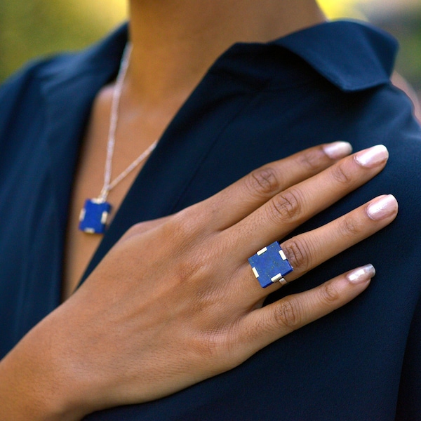 Bague contemporaine carrée en argent sterling avec lapis lazuli faite à la main par des artisans talentueux