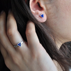 Driehoek Lapis Lazuli sterling zilveren ring handgemaakt door getalenteerde ambachtslieden met behulp van traditionele technieken afbeelding 2