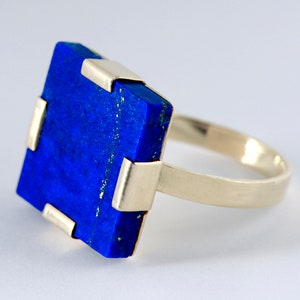 Bague contemporaine carrée en argent sterling avec lapis lazuli faite à la main par des artisans talentueux image 2