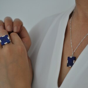 Bague contemporaine carrée en argent sterling avec lapis lazuli faite à la main par des artisans talentueux image 3