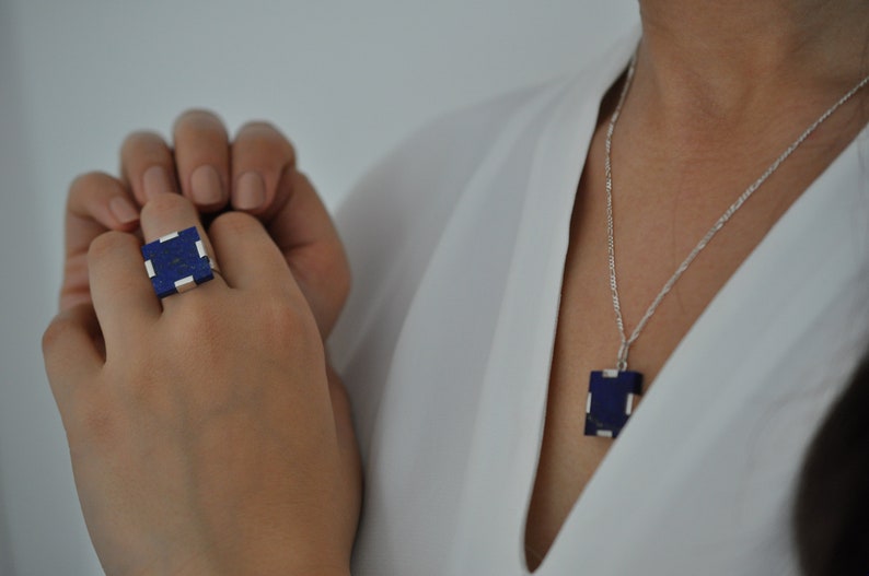 Bague contemporaine carrée en argent sterling avec lapis lazuli faite à la main par des artisans talentueux image 3