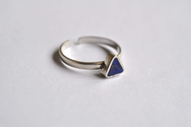 Driehoek Lapis Lazuli sterling zilveren ring handgemaakt door getalenteerde ambachtslieden met behulp van traditionele technieken afbeelding 5