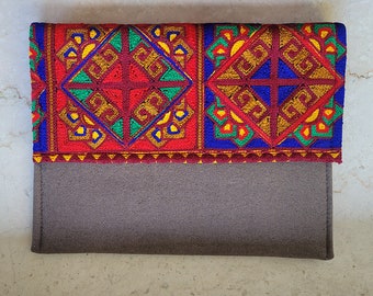 Embroidery clutch bags for women with a removable metal strap