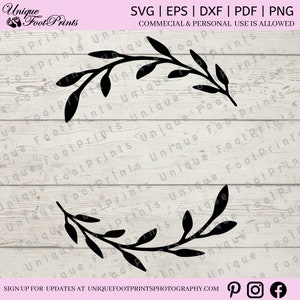 Puede incluir: Dos coronas negras en silueta de ramas frondosas con hojas redondeadas. Las coronas se enfrentan y están sobre un fondo de madera blanca. El texto "Unique Footprints" está en la parte superior de la imagen.