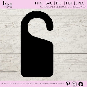 Peut inclure: Silhouette noire d'un porte-manteau de porte avec un dessus incurvé et un bas rectangulaire. Le texte en haut indique "PNG | SVG | DXF | PDF | JPEG" et "COMMERCIAL & PERSONAL USE IS ALLOWED". Le bas de l'image comprend un site Web et des icônes de médias sociaux.