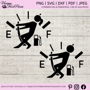 Könnte beinhalten: Zwei schwarz-weiße Illustrationen einer Person, die einen Tankanzeige-Zeiger auf die volle Markierung drückt. Die Anzeige ist mit "E" für leer und "F" für voll beschriftet. Neben jeder Illustration befindet sich ein Benzinpumpensymbol.