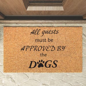 Letrero divertido para porche: "Bienvenidos. Todos los invitados deben ser aprobados por el perro". Diseño de felpudo para dueños de mascotas. SVG.