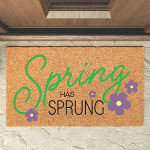 Våren har sprungit Svg-Vårdörrmatta SVG-Välkommen dörrmatta design-Rolig veranda skylt-Bondgård SVG för Cricut-Utomhus Rustik entré
