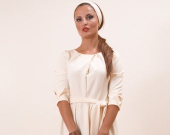 Gebrochen weißes Herbstkleid. A-Linie Elegantes Kleid