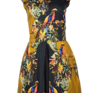 Limited Edition Kleid, Hochzeitsgast Outfit, Party Saison Kleidungsstück, Pfau Muster Kleid, moderner femininer Stil, einzigartiges atemberaubendes Design.