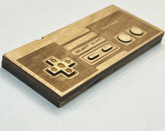 Lasergesneden NES-controller, gegraveerd hout