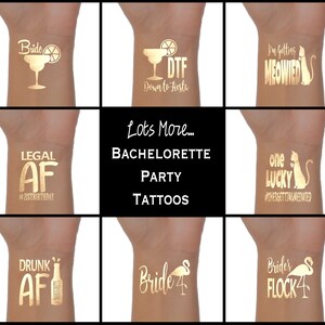 Puede incluir: Tatuajes temporales dorados para una despedida de soltera. Los tatuajes incluyen frases como "Bride", "Legal AF", "DTF Down to Fiesta", "I'm Getting Meowied", "One Lucky", "Drunk AF" y "Bride's Flock".