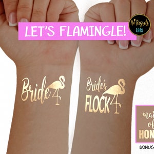 Puede incluir: Tatuajes temporales dorados con diseños de flamencos. Los tatuajes dicen "Bride 4", "Bride's Flock 4" y "Maid of Honor".