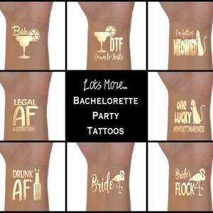 Puede incluir: Tatuajes temporales dorados para una despedida de soltera. Los tatuajes incluyen frases como "Bride", "Legal AF", "DTF Down to Fiesta", "I'm Getting Meowied", "One Lucky", "Drunk AF" y "Bride's Flock".