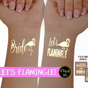Puede incluir: Tatuajes temporales dorados con diseños de flamencos. Los tatuajes dicen "Bride 4" y "Let's Flamingle!" con un gráfico de flamenco. También hay dos tatuajes más pequeños que dicen "Matron of Honor" y "Maid of Honor".