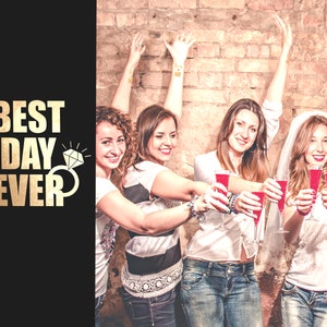 Puede incluir: Cuatro amigas celebrando con bebidas rojas, vistiendo camisas blancas y jeans. Una amiga lleva un velo blanco. El texto "BEST DAY EVER" es visible en la imagen.