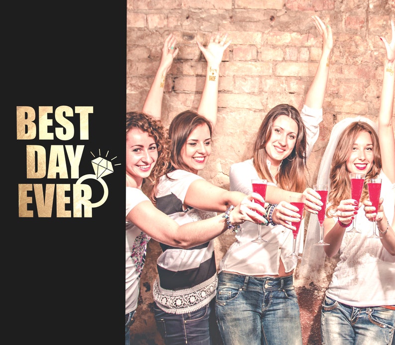 Puede incluir: Cuatro amigas celebrando con bebidas rojas, vistiendo camisas blancas y jeans. Una amiga lleva un velo blanco. El texto "BEST DAY EVER" es visible en la imagen.