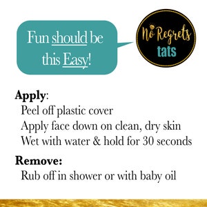 Puede incluir: Una burbuja de di&aacute;logo turquesa con el texto "Fun should be this Easy!" y un c&iacute;rculo negro con texto dorado que dice "No Regrets tats". El texto debajo de la imagen dice "Aplicar: Despegar la cubierta de pl&aacute;stico Aplicar boca abajo sobre la piel limpia y seca Humedecer con agua y mantener durante 30 segundos Eliminar: Frotar en la ducha o con aceite para beb&eacute;s"