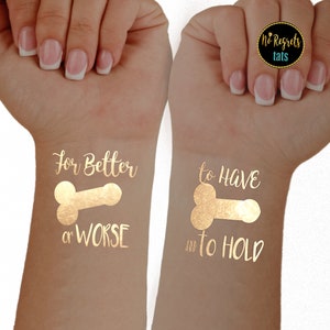 Puede incluir: Dos tatuajes temporales dorados con un diseño en forma de hueso y texto que dice "Para bien o para mal" y "Para tener y para guardar".