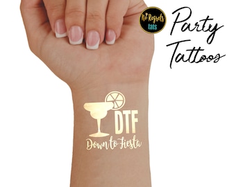 Puede incluir: Tatuaje temporal dorado con un vaso de margarita, una rodaja de lima y el texto "DTF Down to Fiesta".