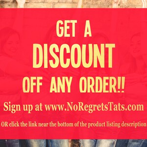 Puede incluir: Fondo rojo con texto amarillo que dice "GET A DISCOUNT OFF ANY ORDER!!" Reg&iacute;strese en www.NoRegretsTats.com O haga clic en el enlace cerca de la parte inferior de la descripci&oacute;n de la lista de productos.