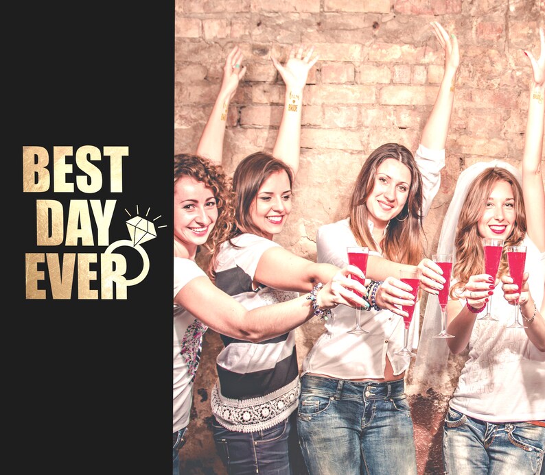Puede incluir: Cuatro amigas celebrando con bebidas rojas, vistiendo camisas blancas y jeans. Una amiga lleva un velo blanco. El texto "BEST DAY EVER" es visible en la imagen.