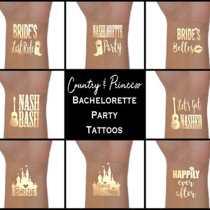 Puede incluir: Tatuajes temporales dorados para una despedida de soltera con temas de country y princesa. Los tatuajes incluyen frases como "Bride's Last Ride", "Nashlorette Party", "Bride's Belles", "I Nash Bash", "Let's Get Nashed", "Bride", "Bride Tribe" y "Happily Ever After".