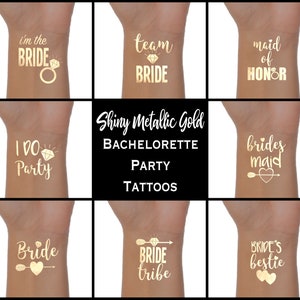 Puede incluir: Nueve tatuajes temporales dorados para una despedida de soltera. Los tatuajes incluyen frases como "I Do Party", "Bride Tribe" y "Bride's Bestie".