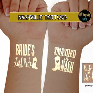 Puede incluir: Tatuajes temporales dorados con temática de Nashville. Los tatuajes incluyen el texto "Bride's Last Ride", "Smashed in Nash" y "Ride or Die".