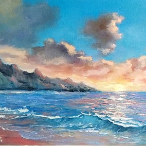 Puede incluir: Una pintura de un paisaje marítimo con una costa rocosa y un cielo azul con nubes rosadas y naranjas. El océano es de un azul profundo con olas blancas y la arena es de un marrón claro.