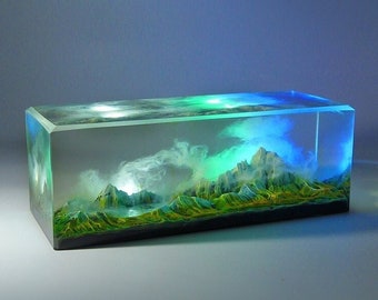 Epoxidharz Lampe Diorama Skulptur Nachtlicht Schnee Berg Wolken Himmel See Naturlandschaft Unikat Geschenke Kunst Miniatur Landschaft