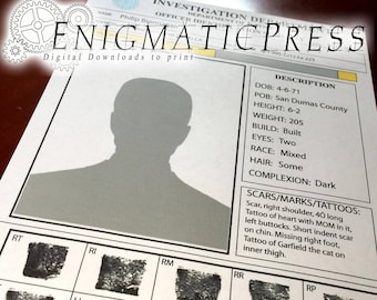 Op de afbeelding: Een zwart-wit silhouet van een persoon van hoofd tot schouders. De afbeelding is een politiefoto met een beschrijving van de fysieke kenmerken van de persoon, inclusief hun geboortedatum, geboorteplaats, lengte, gewicht, postuur, oogkleur, ras, haarkleur, teint en littekens of tatoeages.