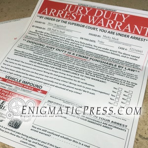 Peut inclure: Un mandat d'arrestation fictif pour non-présentation au jury avec le texte "Jury Duty Arrest Warrant" en gros caractères gras. Le mandat indique que la personne est arrêtée pour ne pas s'être présentée au jury. Le mandat comprend une section pour "Raisons valables de non-conformité" avec des cases à cocher pour diverses raisons, telles que le décès, l'enlèvement par des extraterrestres ou l'agent du gouvernement. Le mandat comprend également un laissez-passer de stationnement pour le parc de fourrière.